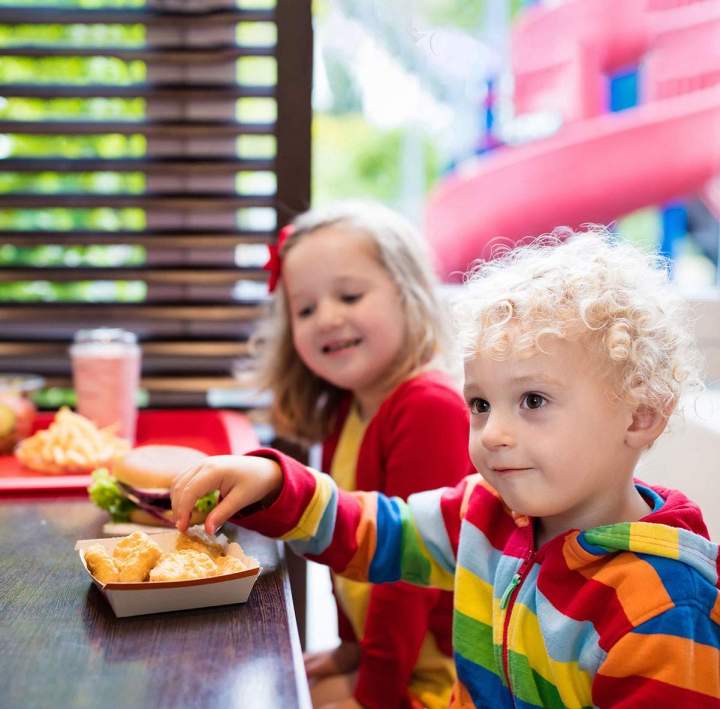 Des plats et des boissons pour les petits